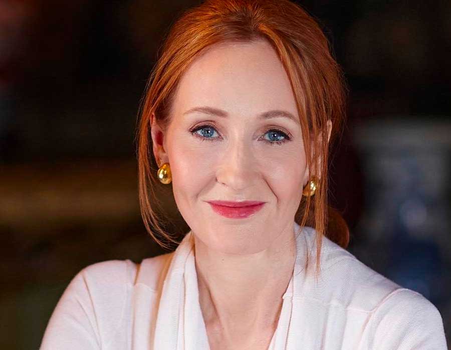 J.K. Rowling escreveu a maior parte dos livros à mão e depois digitou o manuscrito em um computador. Ela disse que prefere escrever à mão porque a ajuda a pensar melhor.