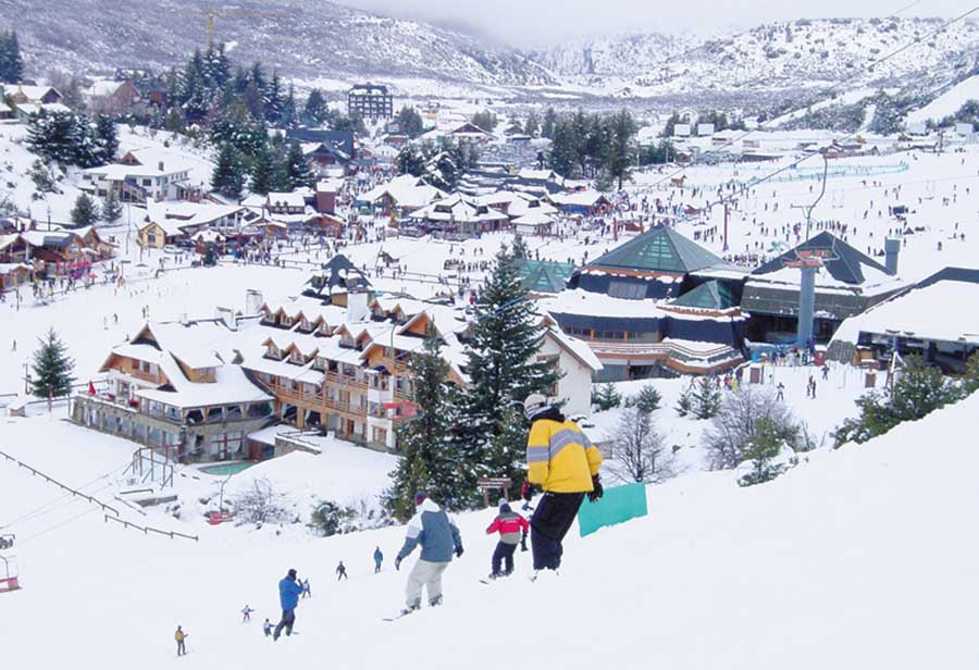 Bariloche é um dos destinos de inverno mais famosos da Argentina, localizado na província de Rio Negro, na região da Patagônia. A cidade é cercada por montanhas cobertas de neve, lagos cristalinos e uma vegetação exuberante, que formam paisagens deslumbrantes e únicas