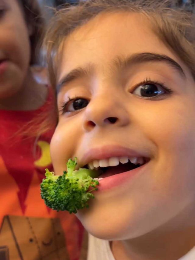 Marido de Ivete Sangalo, Daniel Cady mostra filhas comendo salada