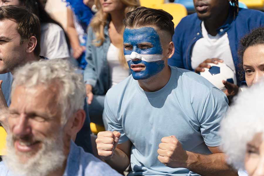 Os argentinos são apaixonados por futebol, e a seleção nacional já ganhou duas vezes a Copa do Mundo. A cidade de Buenos Aires abriga dois dos clubes mais famosos do país, o Boca Juniors e o River Plate.