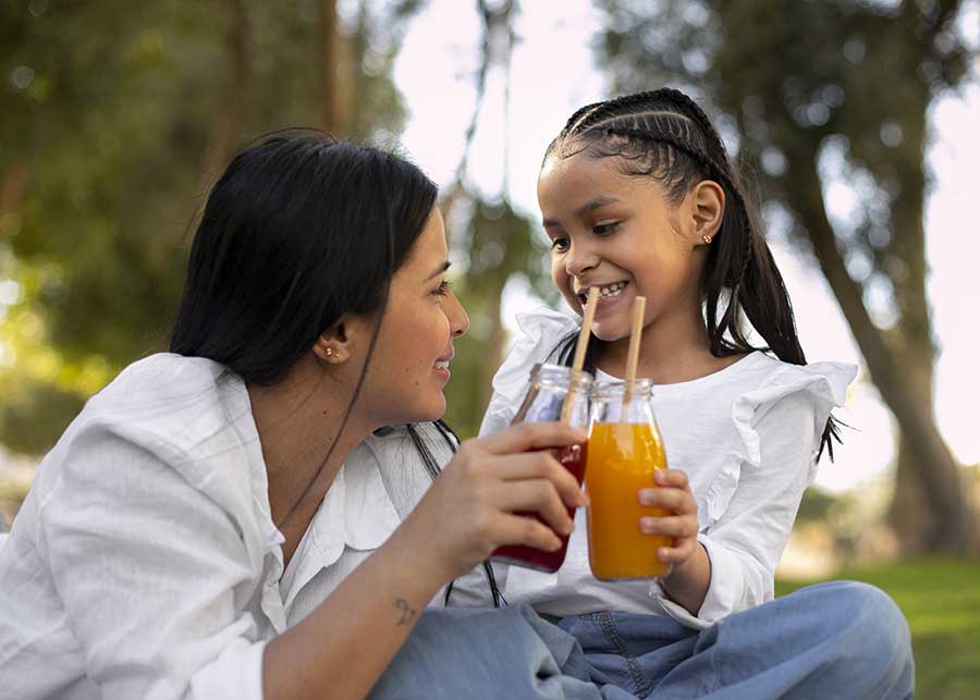 Faça uma surpresa: Planeje uma surpresa para sua mãe. Você pode organizar uma festa surpresa com familiares e amigos ou presenteá-la com ingressos para um show ou evento que ela sempre quis ir.