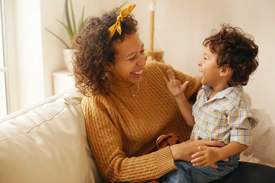 Escreva uma carta: Escreva uma carta expressando seu amor e gratidão pela sua mãe. Conte a ela o quanto ela é importante para você e como ela influenciou sua vida.