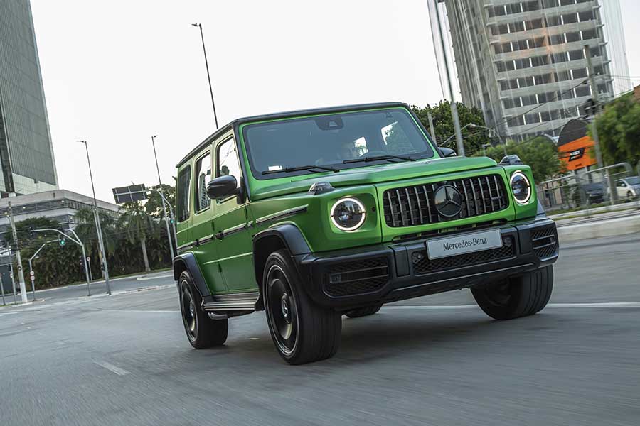 O Mercedes-AMG G 63 mantém sua posição única como um veículo off-road de alto desempenho, equipado com um poderoso motor V8 biturbo, tração nas quatro rodas, três bloqueios de diferencial, transmissão automática de 9 velocidades e suspensão dianteira independente com duplo braço triangular e amortecimento adaptável.