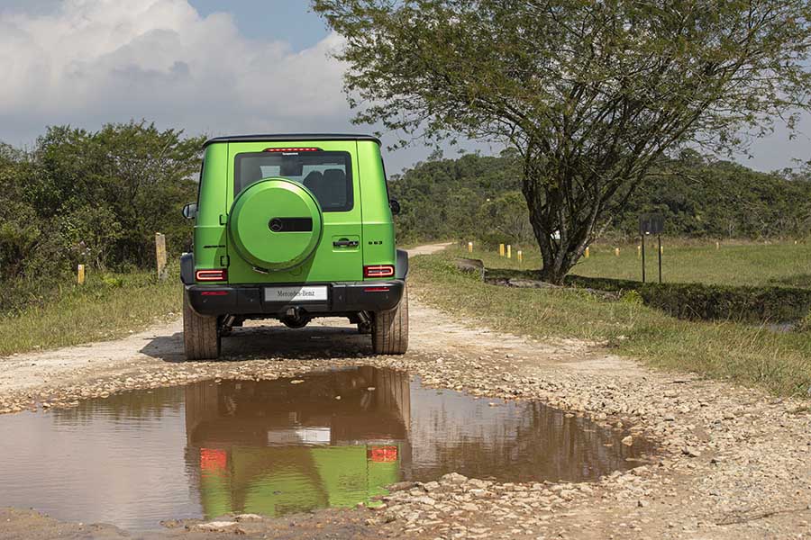 O sistema de escape de fluxo duplo possui saídas laterais abaixo das portas traseiras e ponteiras de escape duplas em cromado de alto brilho. Elas emitem o característico som do motor V8 da AMG e podem ser ajustadas em dois estágios, oferecendo um som mais esportivo ou discreto, de acordo com o modo de direção selecionado.