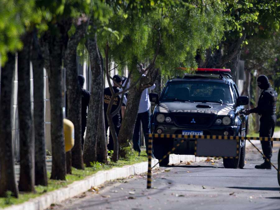 Durante a operação, os agentes da Polícia Federal realizaram uma busca e apreensão em um endereço associado ao ex-presidente em Brasília, e detiveram preventivamente o tenente-coronel Mauro Cid (Marcelo Camargo/Agência Brasil)