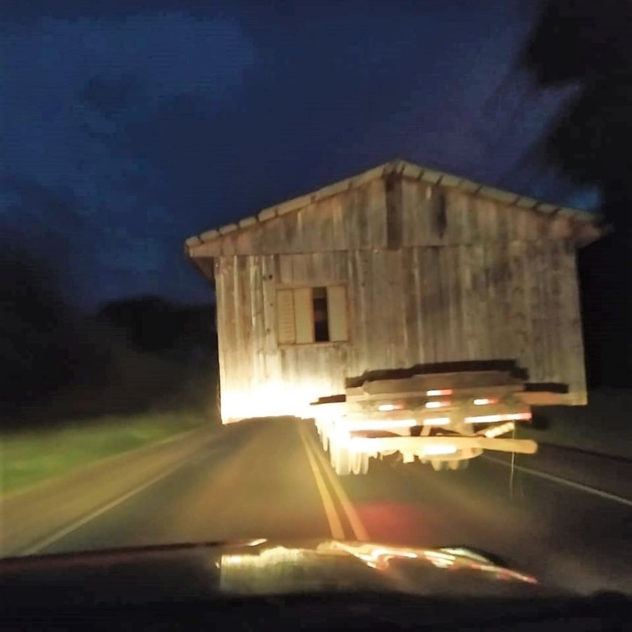 Uma casa sendo transportada por um caminhão na BR-282