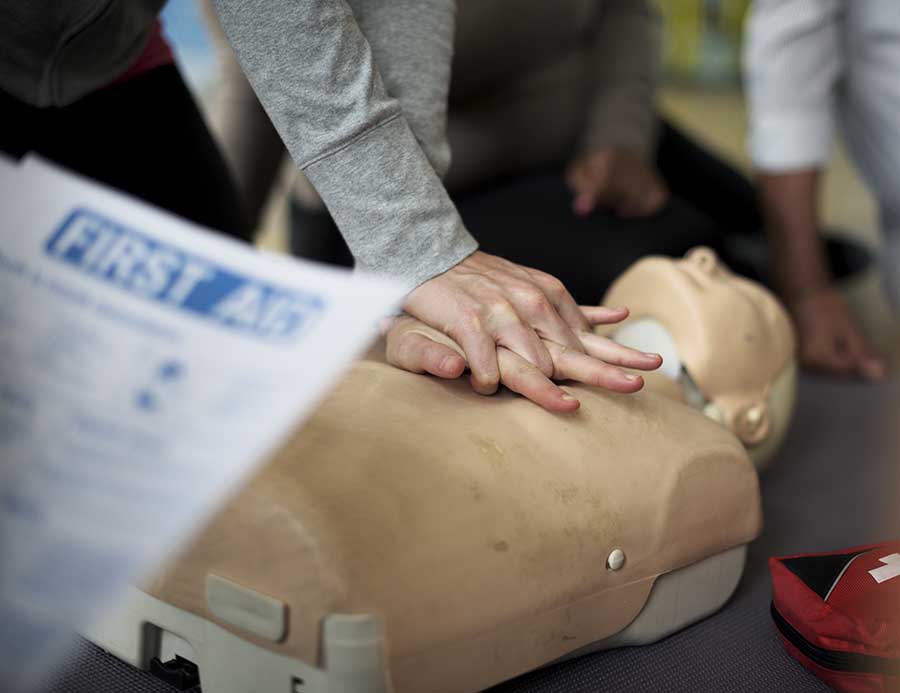 Ações para manter a vítima estável: Aprender primeiros socorros pode ensinar a pessoa a realizar ações que ajudam a manter a vítima estável até a chegada da ajuda médica, como controle de hemorragias, imobilização de fraturas e estabilização da respiração. Isso pode ser decisivo para evitar agravamento do quadro da vítima e aumentar as chances de sobrevivência.