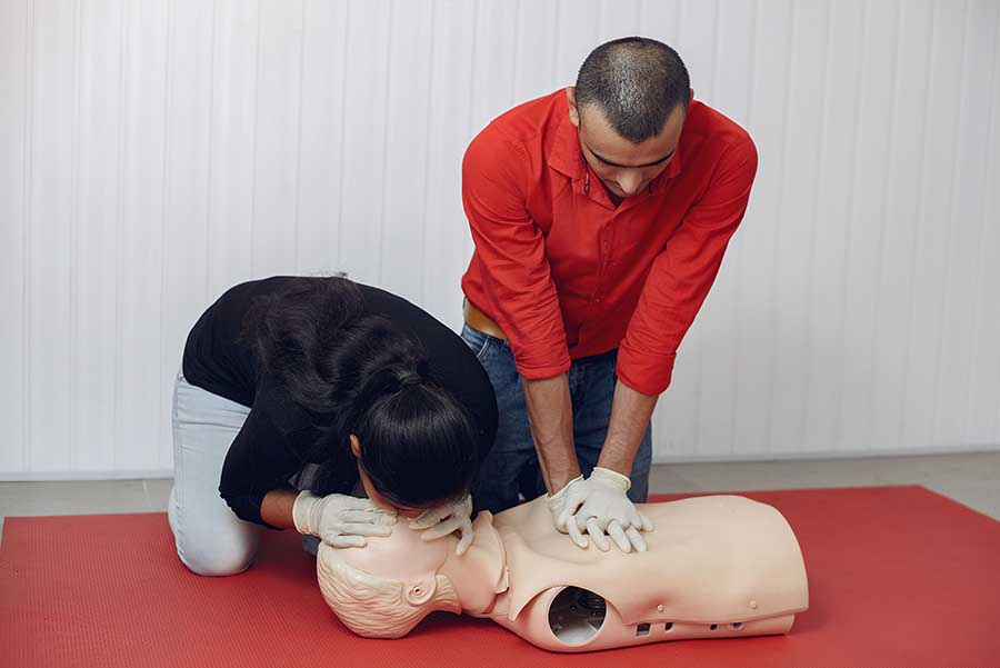 Melhoria da segurança no trabalho: Aprender primeiros socorros é fundamental para melhorar a segurança no trabalho, pois ajuda a prevenir acidentes e reduzir os riscos de lesões graves. Além disso, a capacidade de agir rapidamente em caso de emergência pode minimizar os efeitos de um acidente e ajudar a salvar vidas. Empresas que investem em treinamento de primeiros socorros para seus funcionários demonstram um compromisso com a segurança e o bem-estar de seus colaboradores, o que pode resultar em uma equipe mais engajada e motivada.