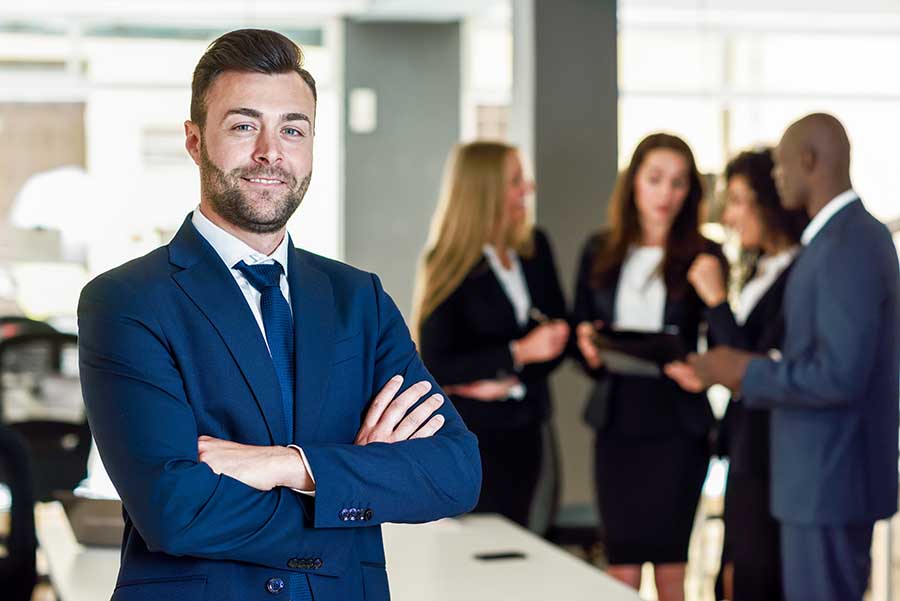 A cor é um fator importante na escolha do terno masculino completo perfeito. As cores mais comuns são preto, cinza e azul marinho. Para ocasiões mais formais, o preto é uma opção clássica. Já para eventos mais casuais, o cinza e o azul marinho são boas opções. A escolha da cor também deve levar em consideração a cor da camisa e da gravata.