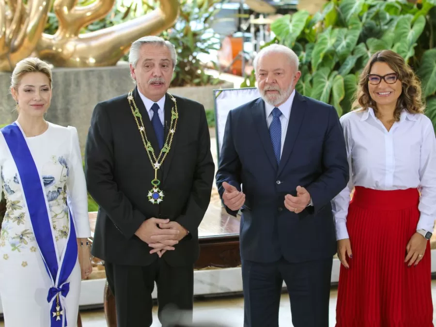 O presidente Luiz Inácio Lula da Silva recebe o presidente da Argentina, Alberto Fernández. Na ocasião, Lula condecorou o colega e sua esposa, a primeira-dama argentina, Fabiola Andrea Yáñe (Fábio Rodrigues-Pozzebom/ Agência Brasil)