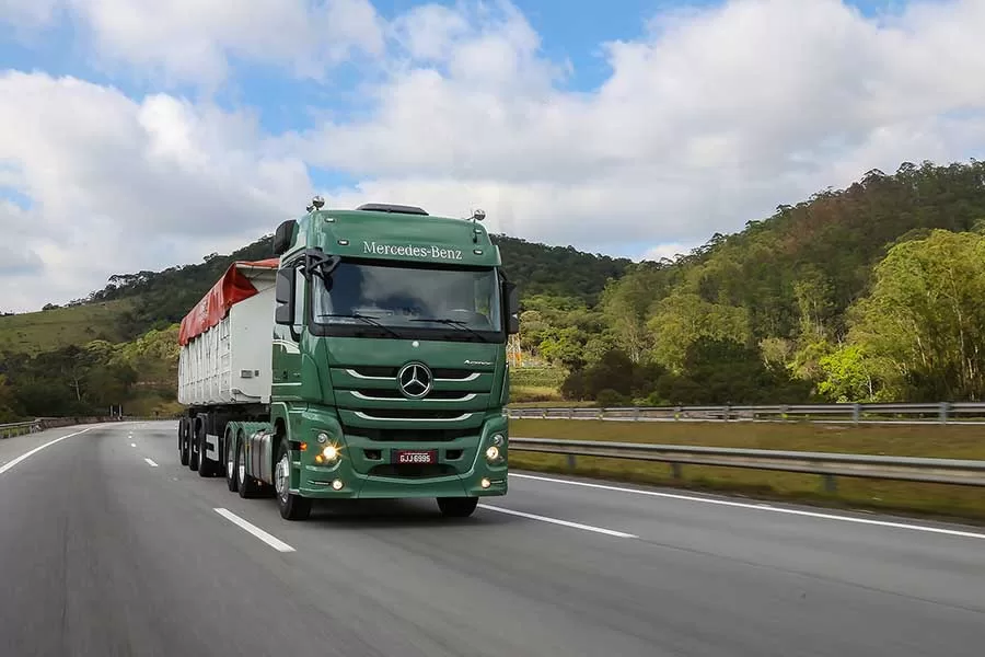 Lançamento é uma homenagem aos clientes que têm forte referência do modelo L-1111 e do Actros atual como caminhões que espelham a realidade do transporte brasileiro