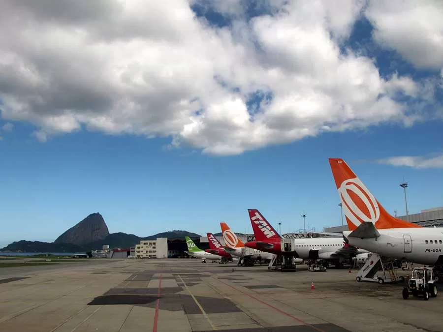 O Pão de Açúcar visto do pátio de aeronaves (Vani Ribeiro)