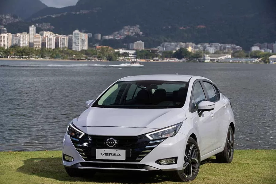 Nissan Versa 2024: Atendendo aos pedidos dos consumidores, a Nissan apresenta uma renovação impressionante em sua linha do Novo Nissan Versa 2024. A montadora está sempre atenta às demandas do mercado e procura adicionar conteúdos relevantes a cada atualização de seus modelos.