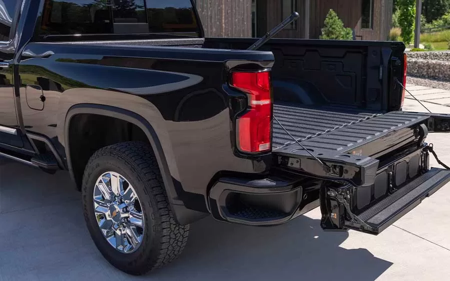 A Chevrolet desenvolverá uma configuração exclusiva para o mercado brasileiro da Silverado. Mais informações serão divulgadas em uma série de vídeos que a marca começará a compartilhar por meio de seus canais nas redes sociais, criando uma contagem regressiva para a estreia da picape.