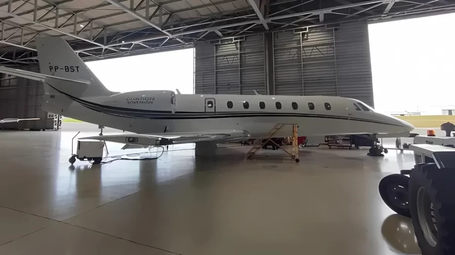 O avião luxuoso operado pela empresa WS Shows Ltda, do nosso querido cantor Wesley Safadão, vai parar em um leilão bastante polêmico (Divulgação/Kronberg Leilões)