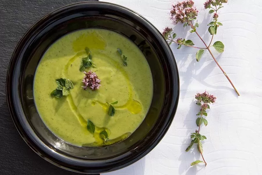 Melhora a saúde ocular: A abobrinha italiana contém nutrientes como a vitamina A, que auxiliam na manutenção da saúde ocular e previnem doenças relacionadas à visão.