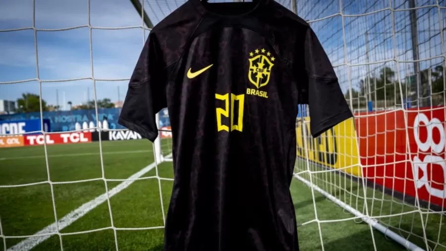 Seleção Brasileira usa uniforme preto em partida amistosa contra Guiné em manifestação contra o racismo