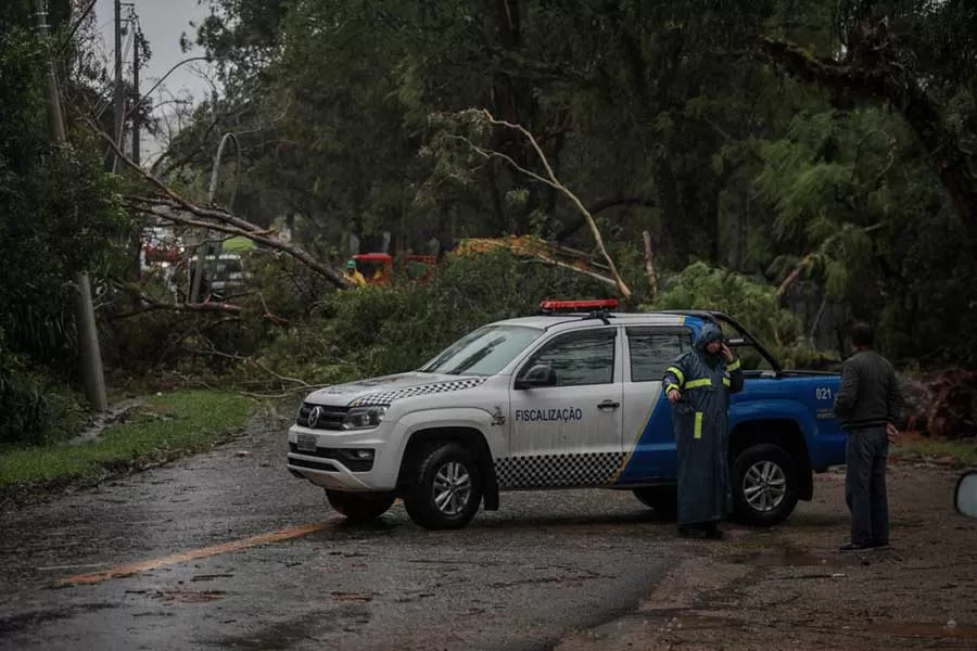 Equipes da prefeitura estão realizando o serviços de remanejo das árvores que bloquearam a Estr Belém Velho x Dr Vergara (Rodger Timm/ PMPA)