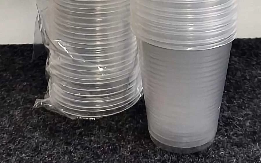 Escolas estaduais de São Paulo substituirão copos de plástico comum por opções biodegradáveis