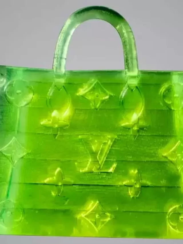 Leilão tem bolsa da grife Louis Vuitton de tamanho surpreendente