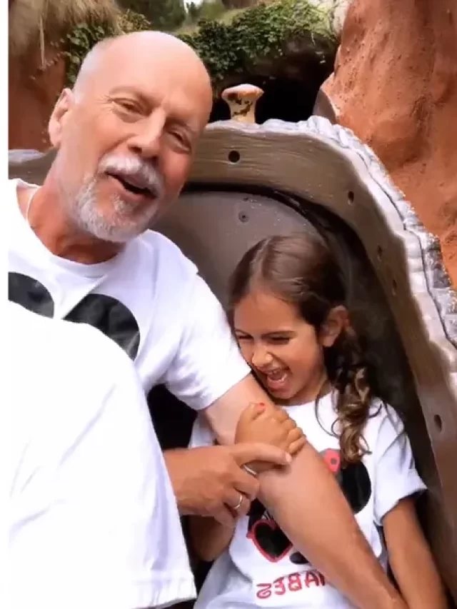 Fãs ficam emocionados vendo Bruce Willis em parque de diversão