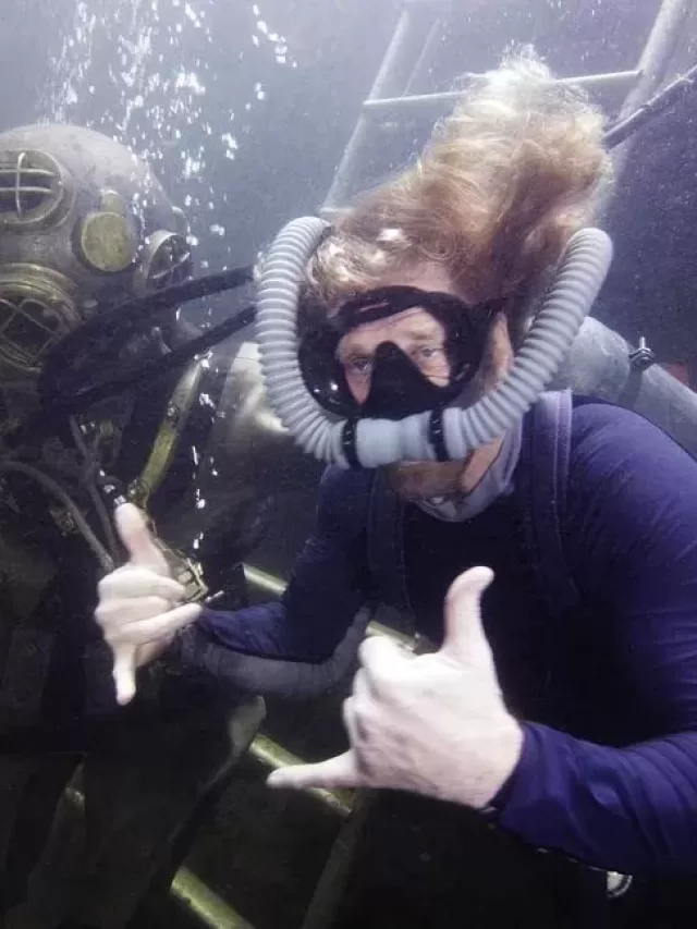 Em busca de recorde, Professor mora embaixo d’água por 100 dias