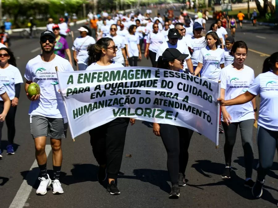 Piso Salarial da Enfermagem: Julgamento Suspenso e Pagamentos Atrasados Continuam