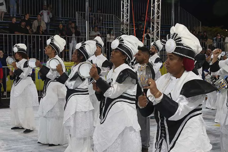 A maioria das escolas de samba do DF foi fundada por pessoas que sentiam saudades do carnaval do Rio de Janeiro após se mudarem para a capital. Um exemplo dessa tradição é a Associação Recreativa Unidos do Cruzeiro, conhecida como Aruc, fundada em outubro de 1961 (Valter Campanato/Agência Brasil)