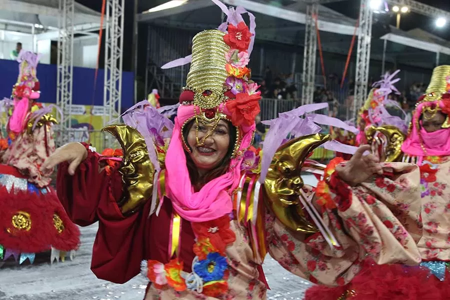 O Distrito Federal (DF) está se preparando para um espetáculo de samba em pleno período junino. Neste ano, o desfile das escolas de samba da capital está sendo realizado neste fim de semana, na passarela montada no Eixo Monumental, região central de Brasília. Ao todo, 13 agremiações estarão participando do evento. A programação teve início na sexta-feira (23) e o acesso ao desfile é gratuito (Valter Campanato/Agência Brasil)