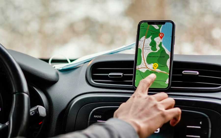 Carros caem no mar após confusão de GPS