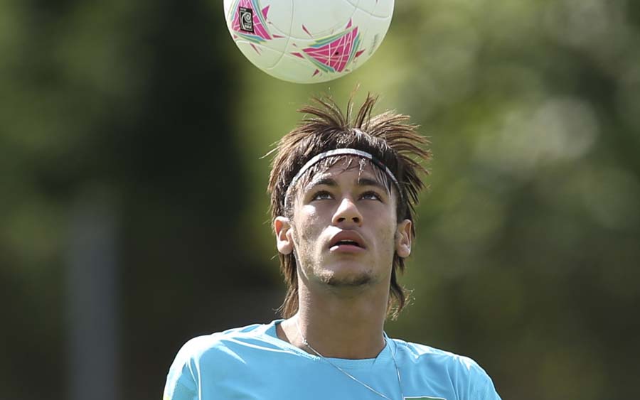 Neymar comemora 10 anos na Europa; veja linha do tempo da carreira do jogador