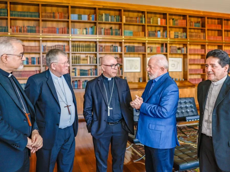 Encontro com Vice-Presidente da República e Ministro do Desenvolvimento, Indústria, Comércio e Serviços, Geraldo Alckmin, Núncio Apostólico no Brasil, Dom Giambattista Diquattro, Presidente da Conferência Nacional dos Bispos do Brasil (CNBB), Dom Jaime Spengler, Primeiro Vice-Presidente da CNBB, Dom João Justino de Medeiros Silva, Segundo Vice-Presidente da CNBB, Dom Paulo Jáckson Nóbrega de Sousa, Secretário-Geral da CNBB, Dom Ricardo Hoepers, e Assessor de Relações Institucionais e Governamentais da CNBB, Padre Paulo Renato Campos. Palácio da Alvorada - Brasília - DF. Foto: Ricardo Stuckert/PR