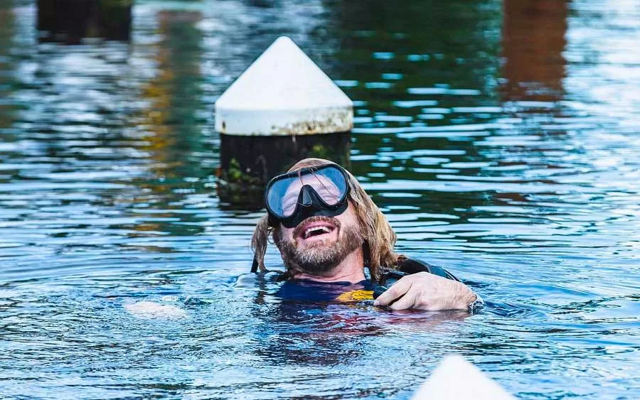 Professor universitário estabelece recorde mundial vivendo 100 dias submerso