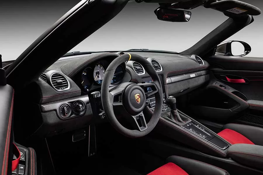 Interior Esportivo e Funcional: Conheça o Habitáculo do Porsche 718 Spyder RS