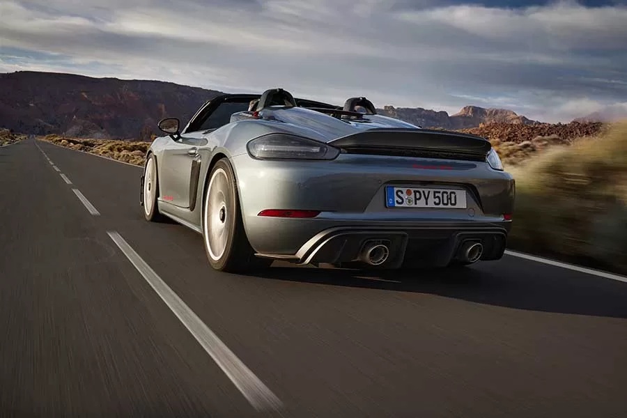 A Capota Leve e Funcional do Novo Porsche 718 Spyder RS