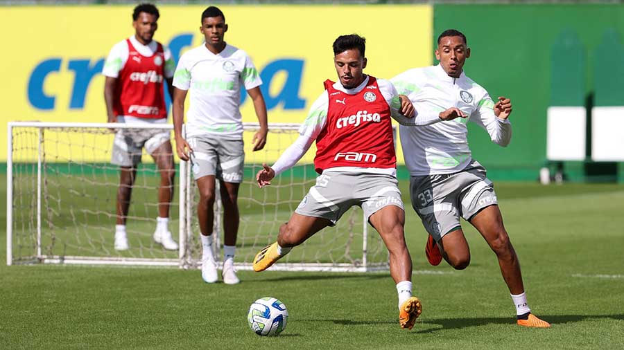 Os jogadores Gabriel Menino e Michel (D), da SE Palmeiras, durante treinamento, na Academia de Futebol. (Foto: Cesar Greco/Palmeiras/by Canon)