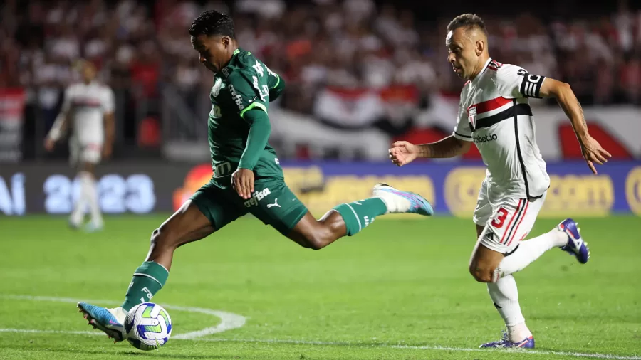 O jogador Endrick, da SE Palmeiras, chuta para marcar seu gol contra a equipe do São Paulo FC, durante partida válida pela déciima rodada, do Campeonato Brasileiro, Série A, no Estádio do Morumbi. (Foto: Cesar Greco/Palmeiras/by Canon)