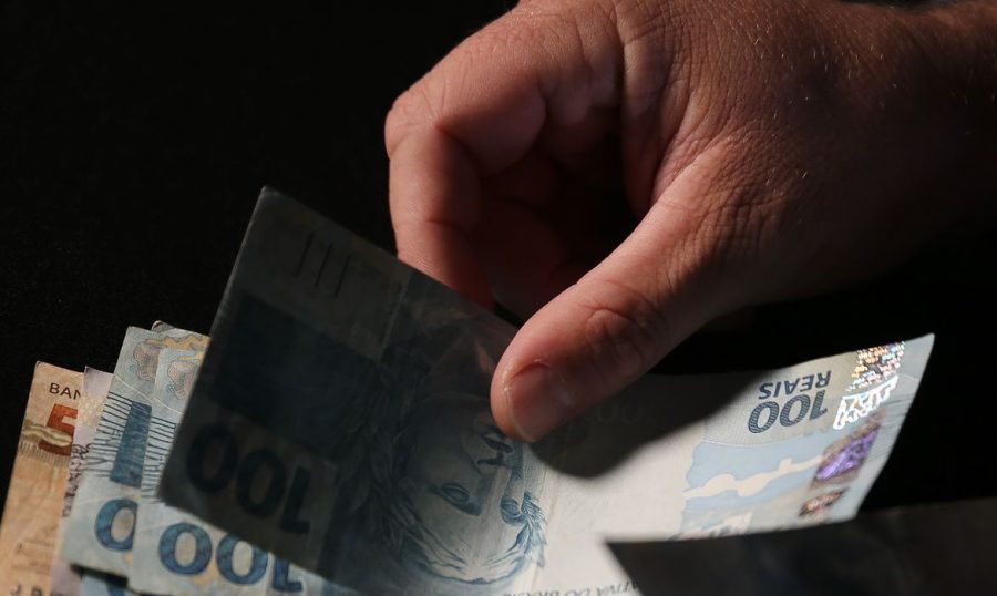 Entenda o programa Desenrola Brasil que promete ajudar brasileiros endividados