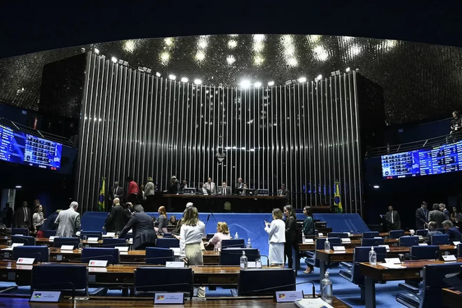 Parlamentares durante sessão do Senado no plenário principal da Casa (Roque de Sá/Agência Senado)