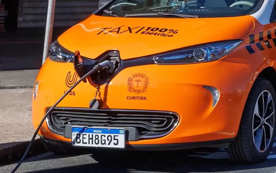 O anúncio foi realizado durante o Smart City Expo Curitiba 2023, onde a URBS lançou um edital de chamamento para taxistas interessados em aderir aos testes com táxis elétricos na cidade.