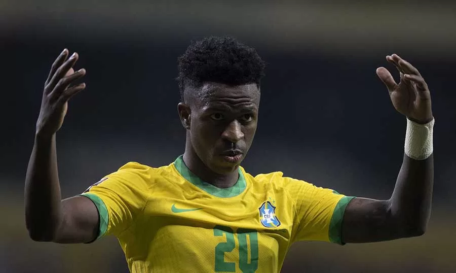 Brasil goleia Guiné por 4 a 1 e manifesta repúdio ao racismo em partida emocionante