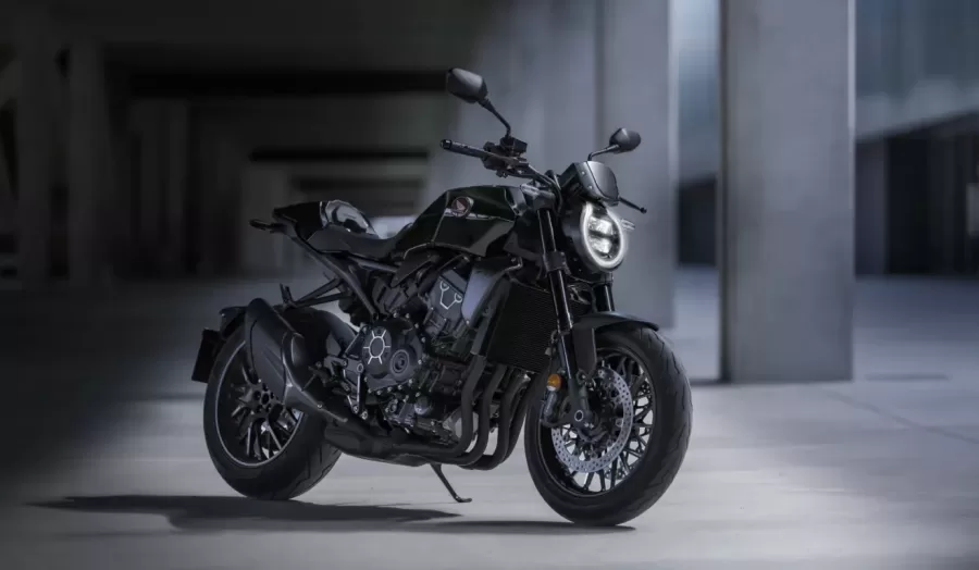 A Honda apresenta a CB 1000R Black Edition, uma motocicleta que combina força, design e tecnologia para proporcionar uma experiência única aos amantes das duas rodas. Com um estilo musculoso e agressivo, a CB 1000R foi a precursora do conceito Neo Sports Café, trazendo linhas minimalistas e clássicas das Café Racers, com destaque para seu novo farol em LED em formato de gota, que adiciona ainda mais esportividade ao modelo. O visual é marcado pelo preto profundo, com detalhes de alumínio maquinado, conferindo elegância e exclusividade à motocicleta.