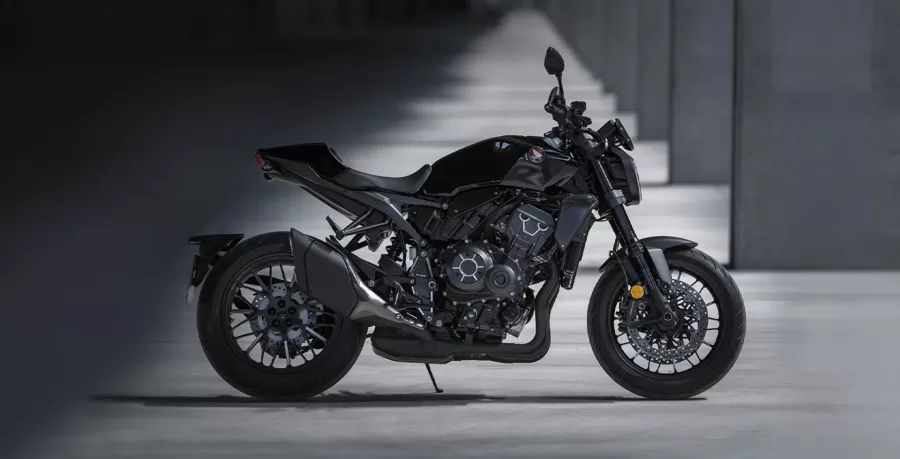 A CB 1000R Black Edition não se destaca apenas pelo design, mas também pela potência que entrega. Seu icônico motor quatro cilindros recebeu uma nova programação da injeção eletrônica, proporcionando 142,8 cv de potência a 10.500 rpm e torque de 10,2 kgfm a 8.250 rpm. Isso garante uma pilotagem esportiva com acelerações rápidas e forte desempenho em altas rotações. O som do motor se torna parte da trilha sonora das aventuras sobre duas rodas.