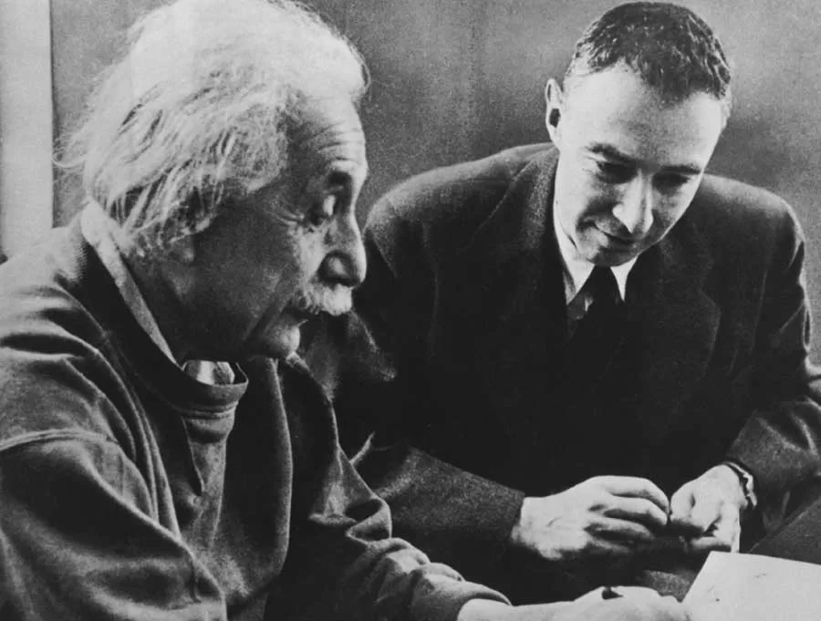 Oppenheimer com Albert Einstein (Wikimedia Commons)