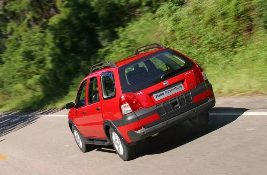 O Fiat Palio Weekend Adventure 1.8 16V 2020 é uma excelente opção para aqueles que buscam um veículo compacto, porém espaçoso, capaz de encarar diferentes tipos de terreno com eficiência. Com uma propulsão a combustão e motor flex, aceitando tanto álcool quanto gasolina, o modelo oferece uma condução adaptável às necessidades do motorista.