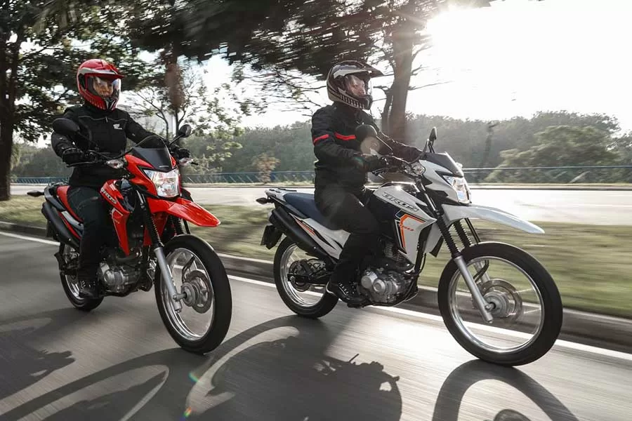 Considerada sinônimo de robustez, versatilidade e economia, a NXR 160 Bros é, sem dúvida, a opção número 1 para aqueles que buscam uma motocicleta confiável e de excelente desempenho. Sua capacidade de enfrentar diversas condições de terreno tornou-a a preferida de milhares de motociclistas brasileiros em suas rotinas diárias.