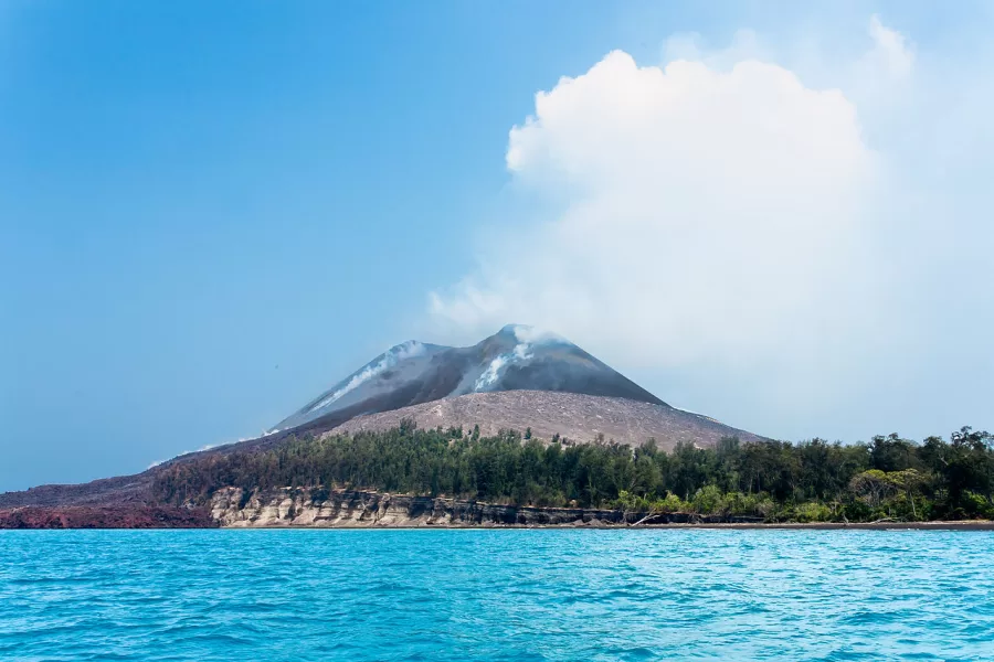 Anak Krakatoa, que surgiu após a erupção de 1883 (Uprising / Wikimedia)