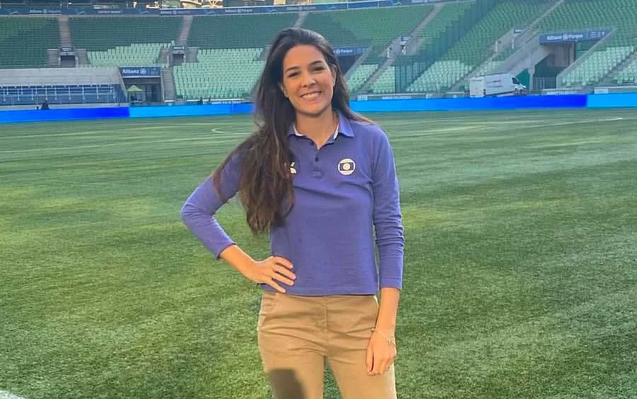 Renata Silveira, de 33 anos, está prestes a embarcar rumo à Oceania para narrar os jogos da Copa do Mundo de Futebol Feminino 2023. Será a primeira vez que a narradora trabalhará em uma edição do mundial feminino, depois de ter participado de duas edições do campeonato masculino - em 2018, pela Fox Sports, e em 2022, pela Globo.