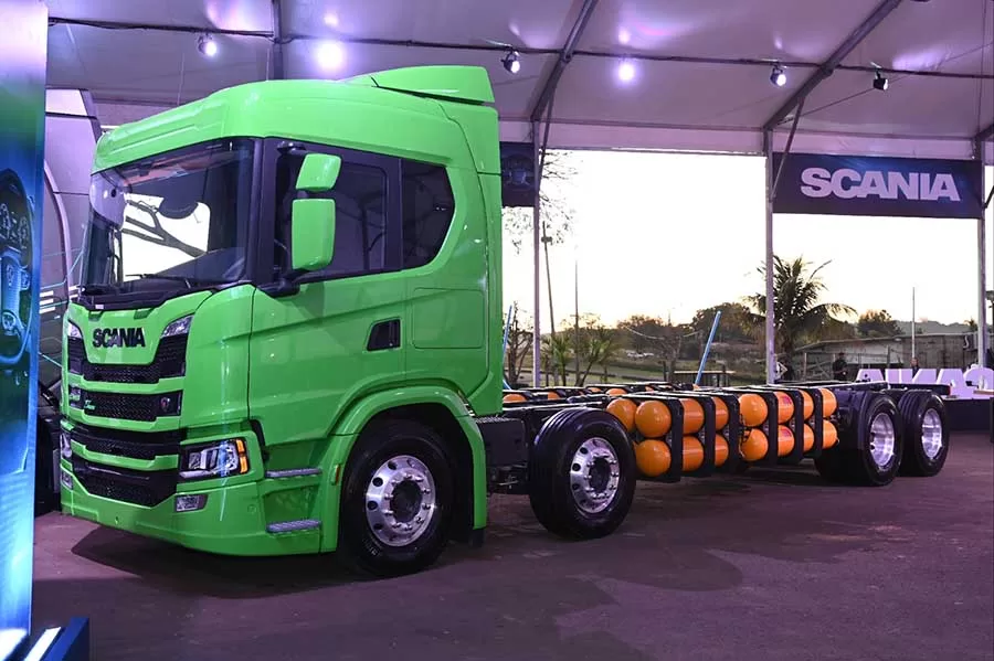 Scania revoluciona mercado de transportes com lançamento do primeiro caminhão brasileiro movido a gás natural veicular e/ou biometano