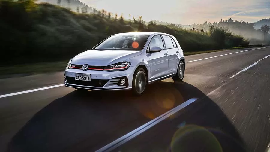 Um Golf GTI é um modelo de carro fabricado pela Volkswagen conhecido por seu desempenho esportivo e características premium.